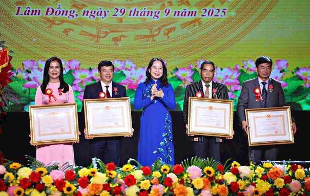 Ủy viên Trung ương Đảng, Phó Chủ tịch nước, Phó Chủ tịch thứ nhất Hội đồng Thi đua, Khen thưởng Trung ương Võ Thị Ánh Xuân trao tặng Huân chương Lao động hạng Nhất, Nhì, Ba cho các cá nhân