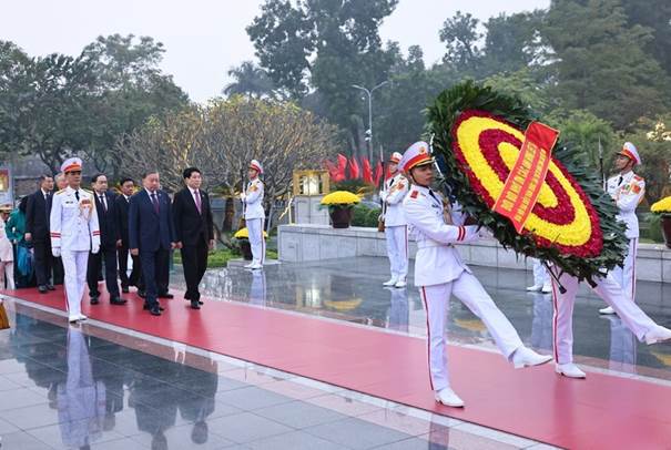 Đại biểu dự Đại hội Đảng lần thứ XIV vào Lăng viếng Chủ tịch Hồ Chí Minh- Ảnh 11.