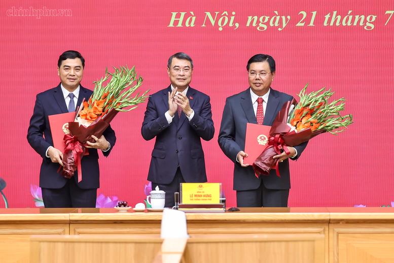 Thủ tướng trao quyết định giao Quyền Bộ trưởng Bộ Nội vụ và bổ nhiệm Thứ trưởng Thường trực Bộ Dân tộc và Tôn giáo- Ảnh 3.
