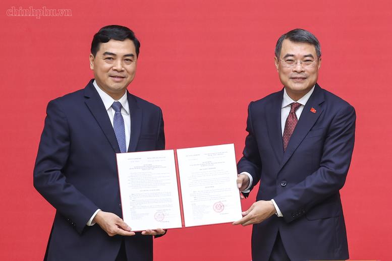 Thủ tướng trao quyết định giao Quyền Bộ trưởng Bộ Nội vụ và bổ nhiệm Thứ trưởng Thường trực Bộ Dân tộc và Tôn giáo- Ảnh 2.