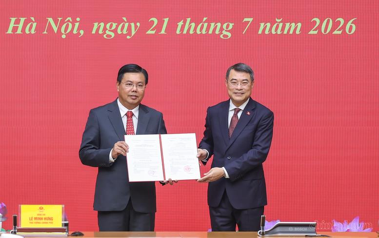 Thủ tướng trao quyết định giao Quyền Bộ trưởng Bộ Nội vụ và bổ nhiệm Thứ trưởng Thường trực Bộ Dân tộc và Tôn giáo- Ảnh 1.