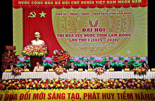 Đồng chí Y Thanh Hà Niê Kđăm, Ủy viên Ban Chấp hành Trung ương Đảng, Bí thư Tỉnh ủy, Trưởng Đoàn ĐBQH tỉnh và các đồng chí trong Đoàn Chủ tịch điều hành Đại hội