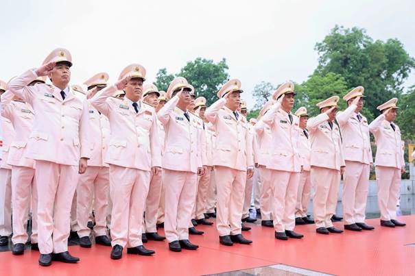 Lãnh đạo Đảng, Nhà nước vào Lăng viếng Chủ tịch Hồ Chí Minh nhân kỷ niệm 51 năm Ngày giải phóng miền Nam, thống nhất đất nước- Ảnh 8.