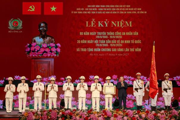 Lãnh đạo Đảng, Nhà nước dự lễ kỷ niệm 80 năm Ngày truyền thống Công an nhân dân và đón nhận Huân chương Sao Vàng lần thứ 5- Ảnh 4.