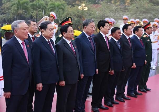 Đại biểu dự Đại hội Đảng lần thứ XIV vào Lăng viếng Chủ tịch Hồ Chí Minh- Ảnh 12.