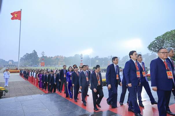 Đại biểu dự Đại hội Đảng lần thứ XIV vào Lăng viếng Chủ tịch Hồ Chí Minh- Ảnh 8.