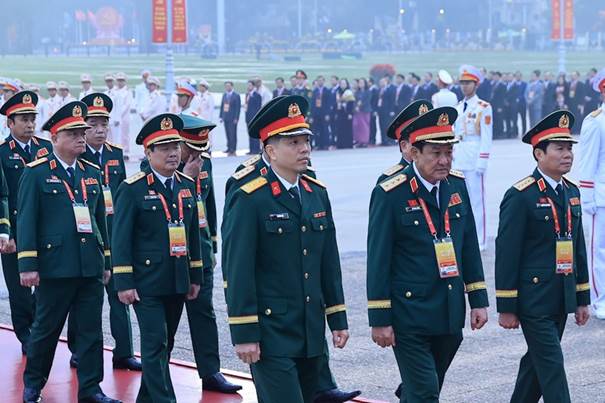 Đại biểu dự Đại hội Đảng lần thứ XIV vào Lăng viếng Chủ tịch Hồ Chí Minh- Ảnh 5.